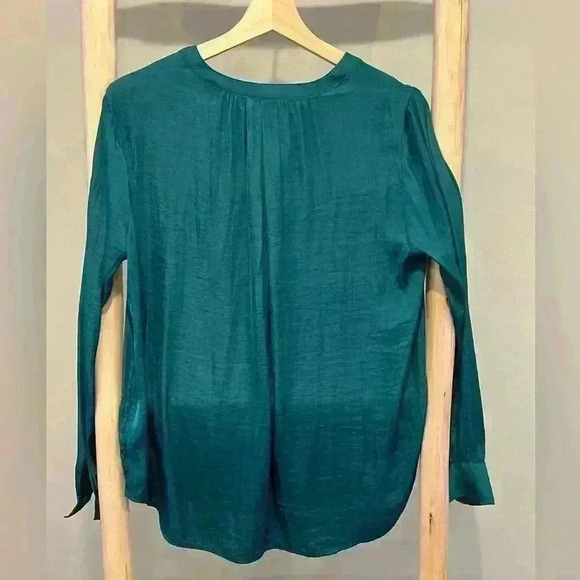✨SIMPLY VERA Vera Wang silky forest green blouse size small - Picture 2 of 4